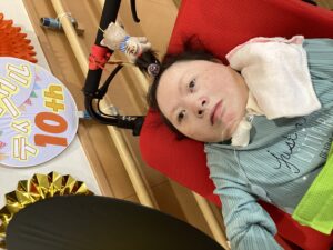 スタッフ手作りの10周年記念うちわと利用者さんの写真