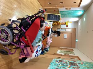 2階フロアないの壁面飾りをご覧になっている利用者さんの写真