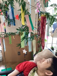 七夕飾りと利用者さんの写真４