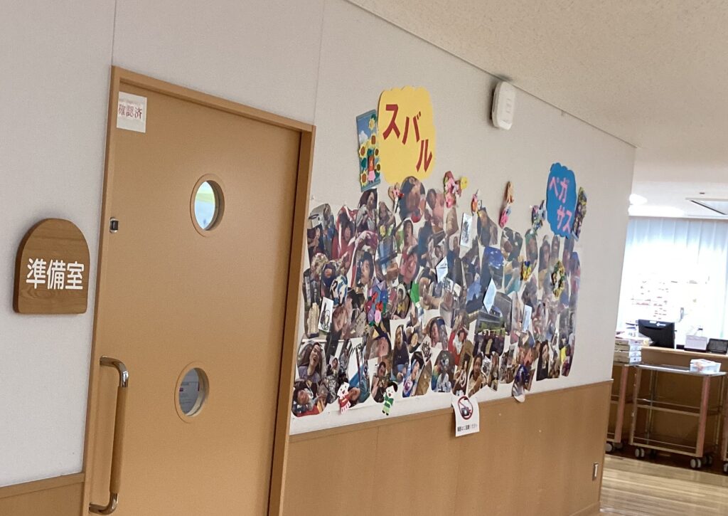 フロア内壁面に所狭しと貼られたたくさんの写真展示の写真