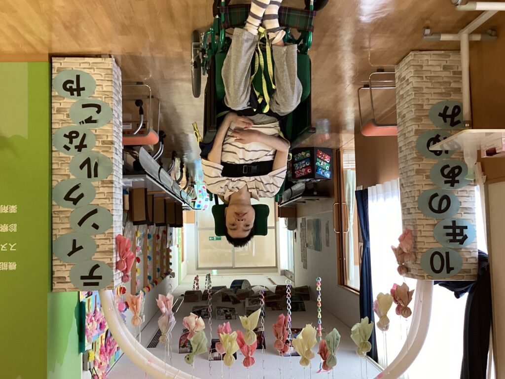 手作りアーケードと利用者さんの写真