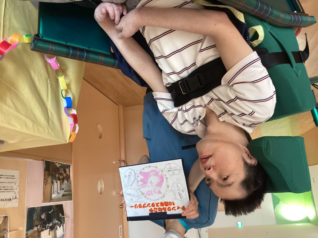 集めたスタンプと一緒に記念撮影する利用者さん１