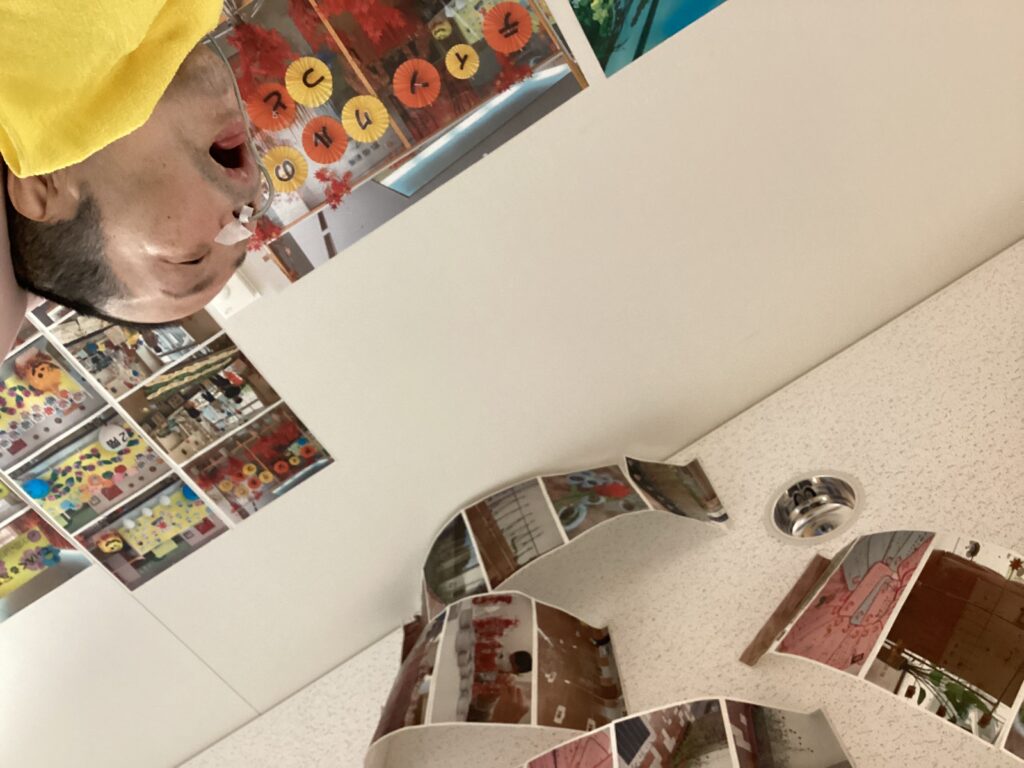 天井に貼られた写真に目をやる利用者さんの写真