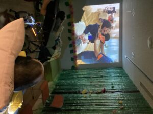 スヌーズレン室のスイカ割りの動画を写した写真