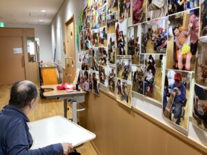 フロア内の写真を見つめる利用者さんの写真