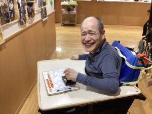 スタート地点でにっこり微笑む利用者さんの写真