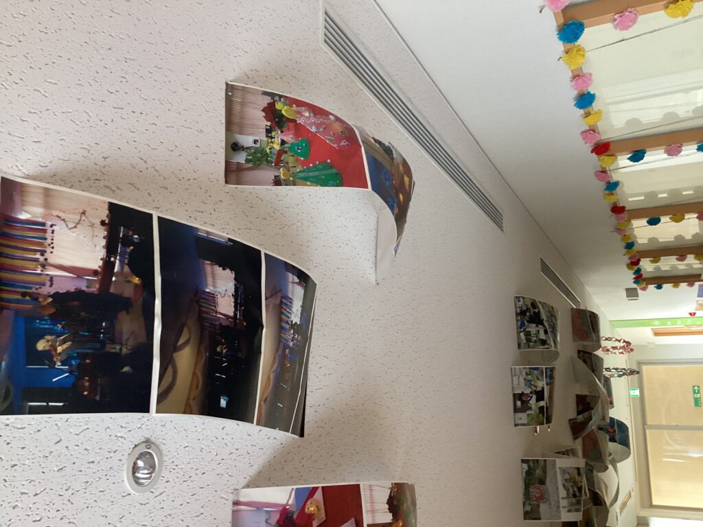 天井に貼られたたくさんの写真