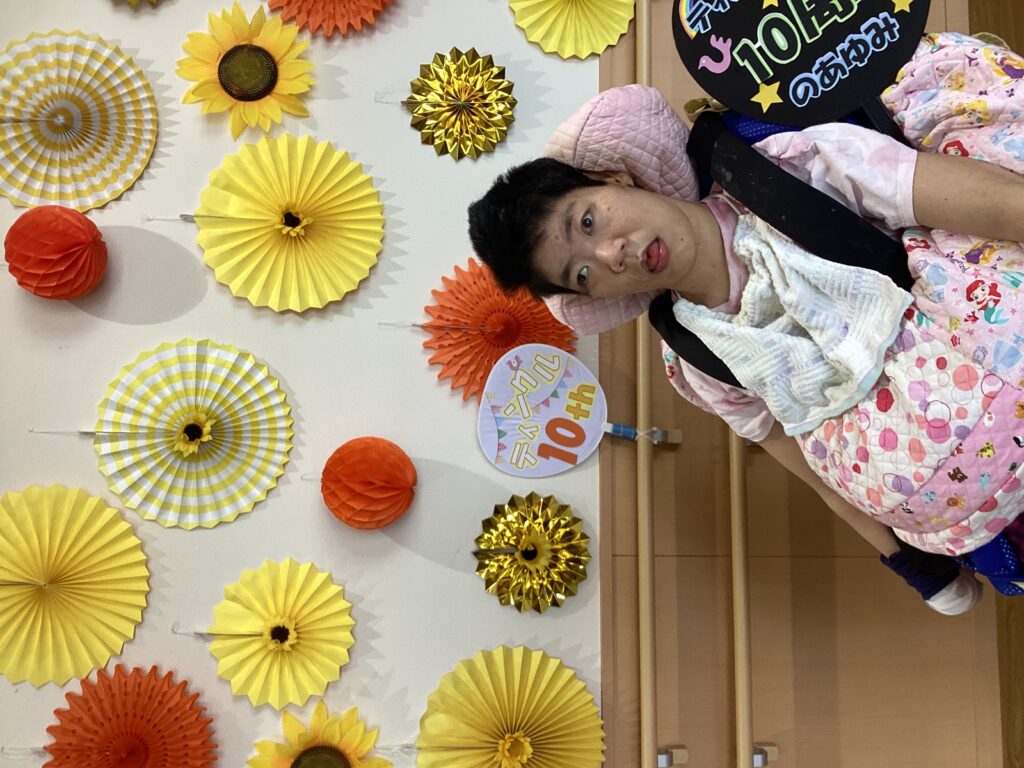 1階の写真スポットで記念写真を撮る利用者さん２の写真