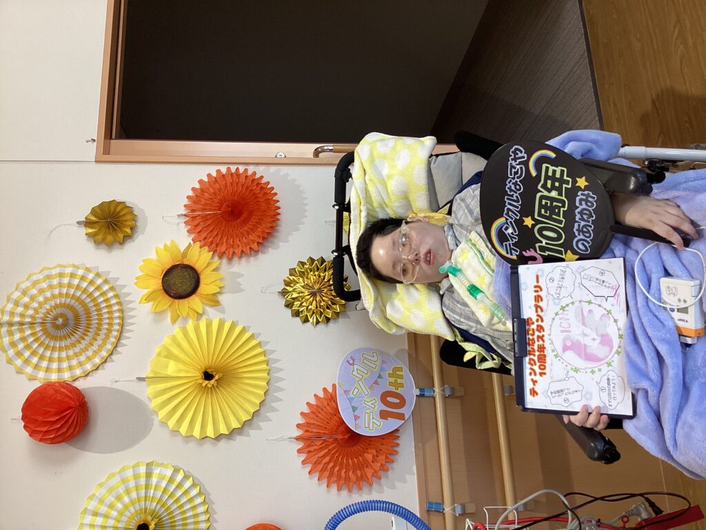 1階撮影スポットで集めたスタンプと一緒に記念撮影する利用者さん１