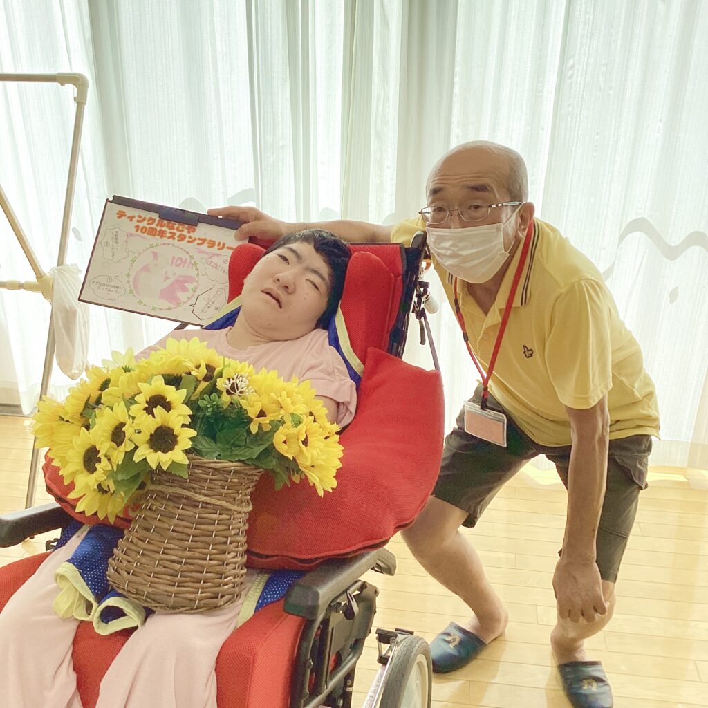 集めたスタンプと一緒に記念撮影する利用者さん２