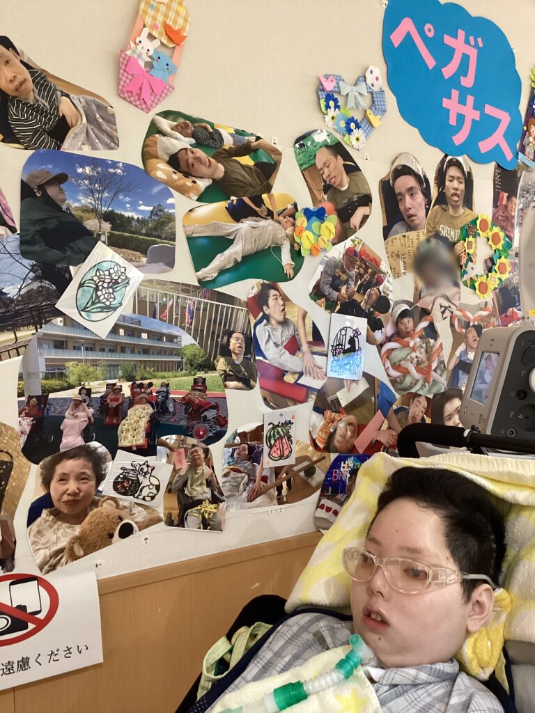 壁面写真と利用者さんの記念撮影